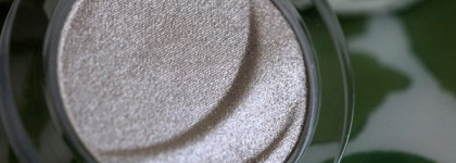 Essence eyeshadow #19 The grammy goes glammy, #12 Black is the new black