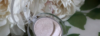 Essence eyeshadow #19 The grammy goes glammy, #12 Black is the new black