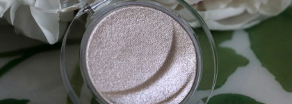 Essence eyeshadow #19 The grammy goes glammy, #12 Black is the new black