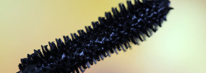 Kiss Professional Mascara mega volume Dead Sexy Lashes #Blackest Black, Intensif - Eye Liner #Purple Region