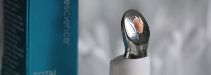 Colorescience Total Eye 3-in-1 Renewal Therapy Spf35. У меня в запасе 2 штуки - и этим всё сказано