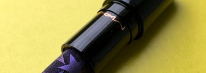 MAC Kiss of Stars Lipstick Holiday Colour в оттенке Asterisk