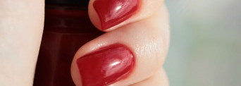 Густо-кровавый лак с безобидным названием China Glaze Nail Lacquer with hardeners  - Winter Berry 80518