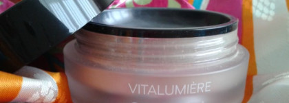 Chanel Vitalumiere Loose Powder Foundation Spf15  with mini kabuki brush #20