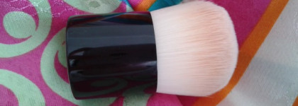 Chanel Vitalumiere Loose Powder Foundation Spf15  with mini kabuki brush #20