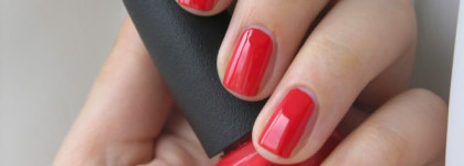 Два красных: OPI Nail Lacquer NL A44 "Tasmanian Devil Made Me Do It" и OPI Nail Lacquer NL C13 "Coca-Cola Red"