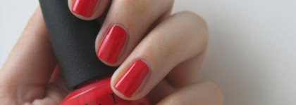 Два красных: OPI Nail Lacquer NL A44 "Tasmanian Devil Made Me Do It" и OPI Nail Lacquer NL C13 "Coca-Cola Red"