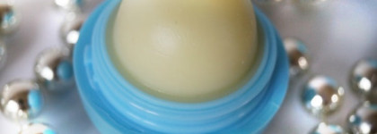 Один из легендарных бальзамов для губ EOS Blueberry Acai Smooth Sphere Lip Balm