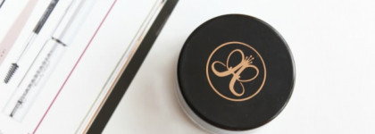 Моя помощница уже в течениe года - помада для бровей Anastasia BH