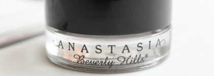 Моя помощница уже в течениe года - помада для бровей Anastasia BH