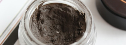 Моя помощница уже в течениe года - помада для бровей Anastasia BH