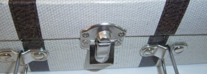 Cargo Vintage Escape Suitcase Kit