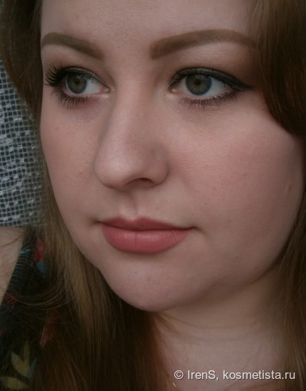 Avon: True Colour Perfectly Matte Lipstick в оттенке Pure Pink и Glimmerstick Diamonds Eye Liner в оттенках Sugar Plum и Emerald Glow
