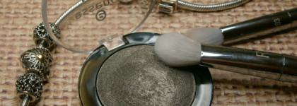 Essence The Metal Eyeshadow в оттенке 09 Patina Glow