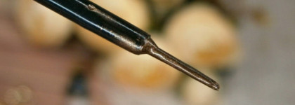 Essence Liquid Ink Eyeliner в оттенке 02 Bronzy & Clyde