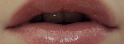 Блеск на каждый день. Guerlain Gloss D’Enfer Maxi Shine Intense Colour & Shine Bare Lip Sensation 463 La Petite Robe Noire