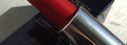 Она - Dior Rouge Dior Couture Colour Voluptuous Care Lipstick № 869 Rouge Massaï