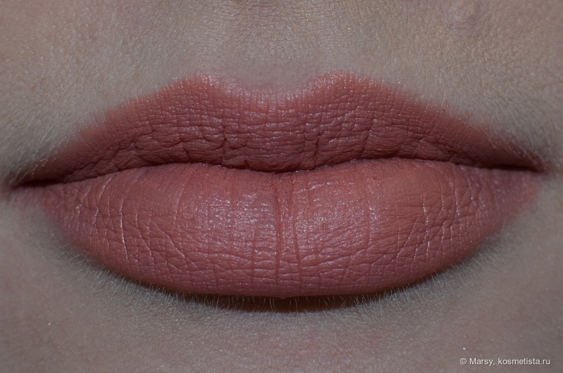 губы не очень увлажненные и она подчеркнула это Mac matte lipstick 606 kinda sexy