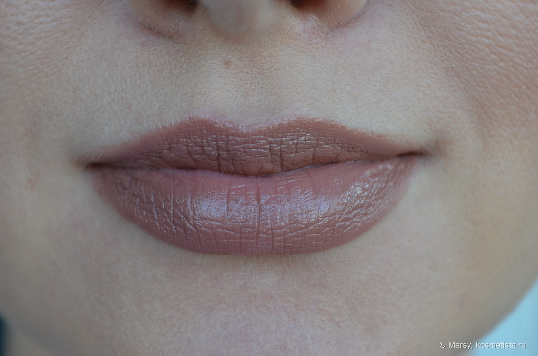 MAC Amplified creme Lipstick 124 S'sexy от вас правая половина губ и левая KIKO smart fusion lipstick 433 Light Rosy Brown