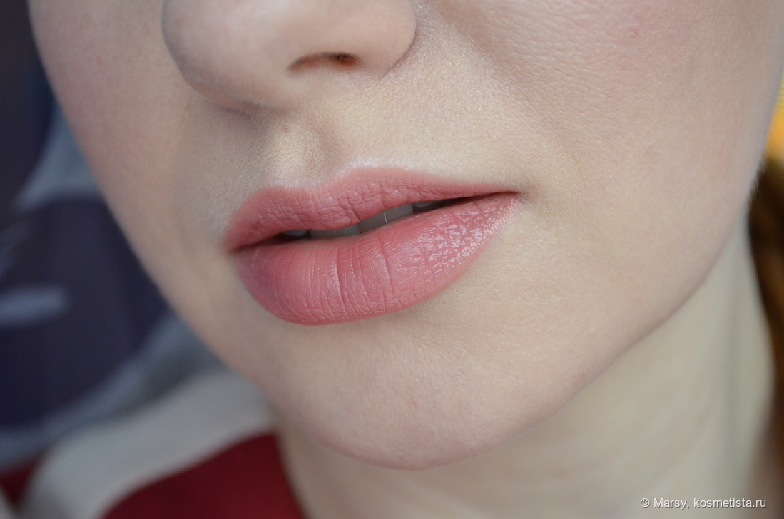 на губах Shiseido нанесена тонко во внутренней части губ, а по контуру Guerlain