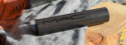 Магический серый MAC Squirt Plumping Gloss Stick в оттенке 14 Jet