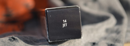 Магический серый MAC Squirt Plumping Gloss Stick в оттенке 14 Jet