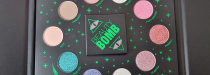 Сияющая палетка Beauty Bomb The Hole Of Universe