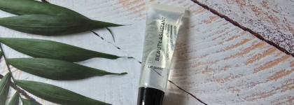 Красивые пухлые губы с блеском для губ Beauty Assistant Lip Gloss "Жидкое стекло"