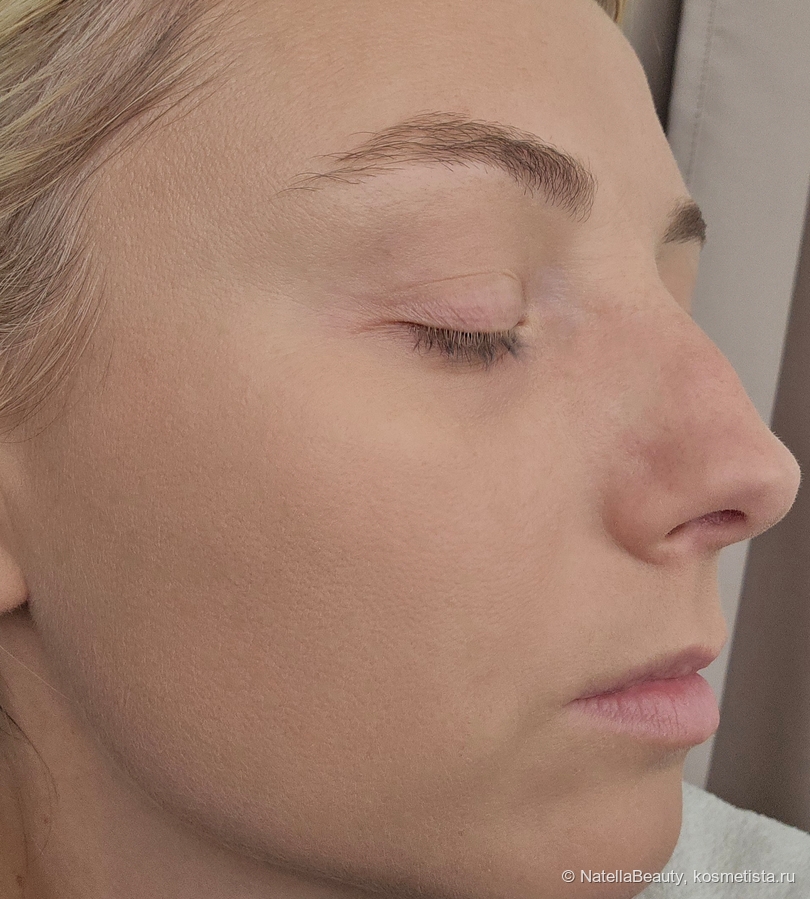 На лице только тон и прозрачная пудра