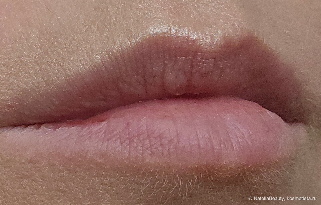 Губы без всего. Ощущается сухость, стянутость, есть корочки и трещинки