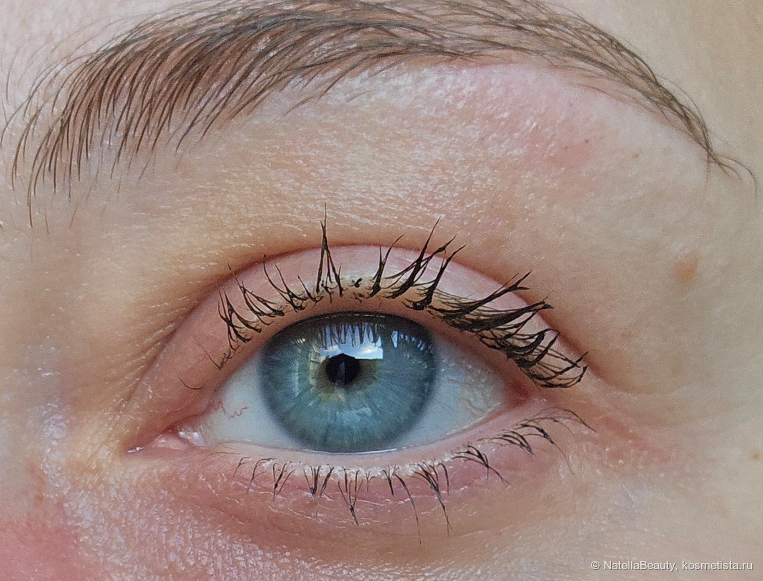 Попробовала фиксировать изгиб нажатием щеточки на ресницы. Стало лучше, но от идеала далеко