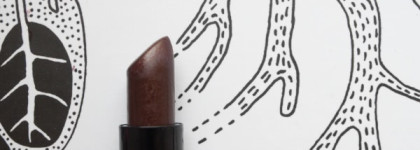 Помада- монстр: Lumene Natural Code Smile Booster в оттенке 22 Black Cherry