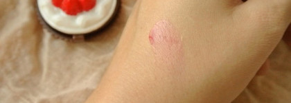 Клубничная радость (Holika Holika Dessert Time Lip Balm №01)