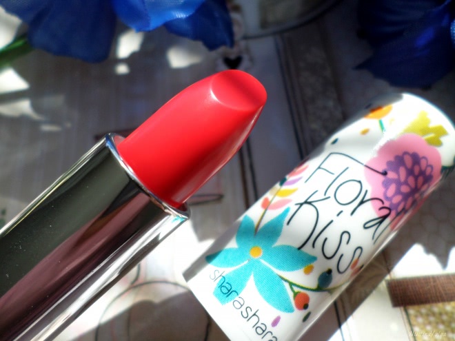 Помада для губ Shara Shara Floral Kiss Lipstick в оттенке RD02 Pure Red