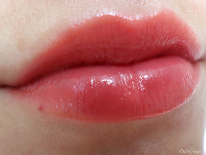 Помада для губ Shara Shara Floral Kiss Lipstick в оттенке RD02 Pure Red
