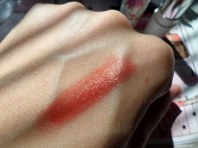 Помада для губ Shara Shara Floral Kiss Lipstick в оттенке RD02 Pure Red