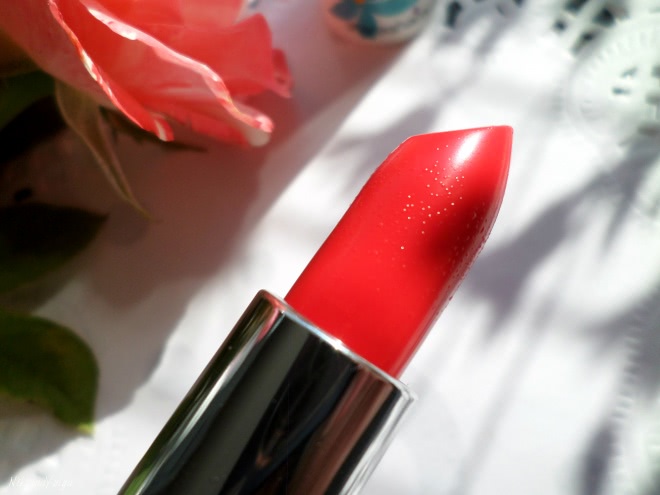 Помада для губ Shara Shara Floral Kiss Lipstick в оттенке RD02 Pure Red