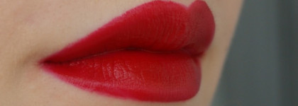 Мой красный от Л'Этуаль: Увлажняющая атласная помада для губ L'etoile Rouge в оттенке 111 Tapis Rouge