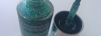 Зеленая мишура на ногтях с топовым покрытием Essence Come to town 01 The Most Wonderful Tree