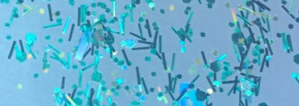 Зеленая мишура на ногтях с топовым покрытием Essence Come to town 01 The Most Wonderful Tree