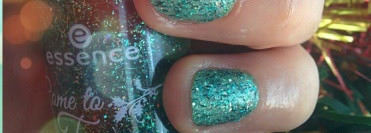 Зеленая мишура на ногтях с топовым покрытием Essence Come to town 01 The Most Wonderful Tree