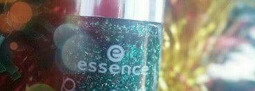 Зеленая мишура на ногтях с топовым покрытием Essence Come to town 01 The Most Wonderful Tree