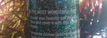 Зеленая мишура на ногтях с топовым покрытием Essence Come to town 01 The Most Wonderful Tree