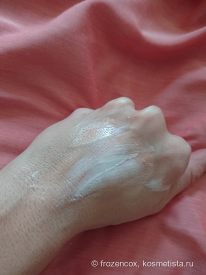 Три помощника для рук на зиму: Uriage Bariederm Изолирующий восстанавливающий, Neutrogena концентрированный без запаха и L'Occitane Карите