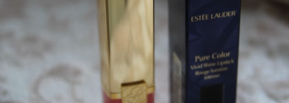 Строптивая Каролина Estee Lauder Vivid Shine Pure Color Lipstick  FE Hot Coralline