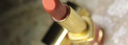 Строптивая Каролина Estee Lauder Vivid Shine Pure Color Lipstick  FE Hot Coralline