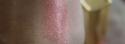 Строптивая Каролина Estee Lauder Vivid Shine Pure Color Lipstick  FE Hot Coralline