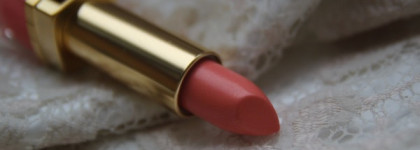Строптивая Каролина Estee Lauder Vivid Shine Pure Color Lipstick  FE Hot Coralline