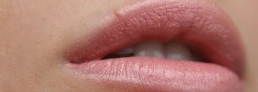 Строптивая Каролина Estee Lauder Vivid Shine Pure Color Lipstick  FE Hot Coralline