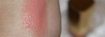 Строптивая Каролина Estee Lauder Vivid Shine Pure Color Lipstick  FE Hot Coralline